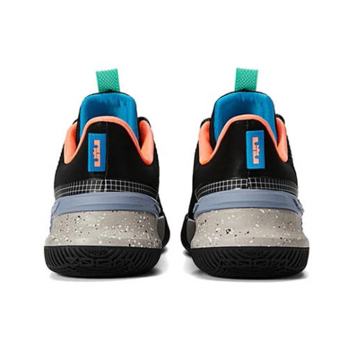 Баскетбольная обувь Nike LeBron Ambassador 13